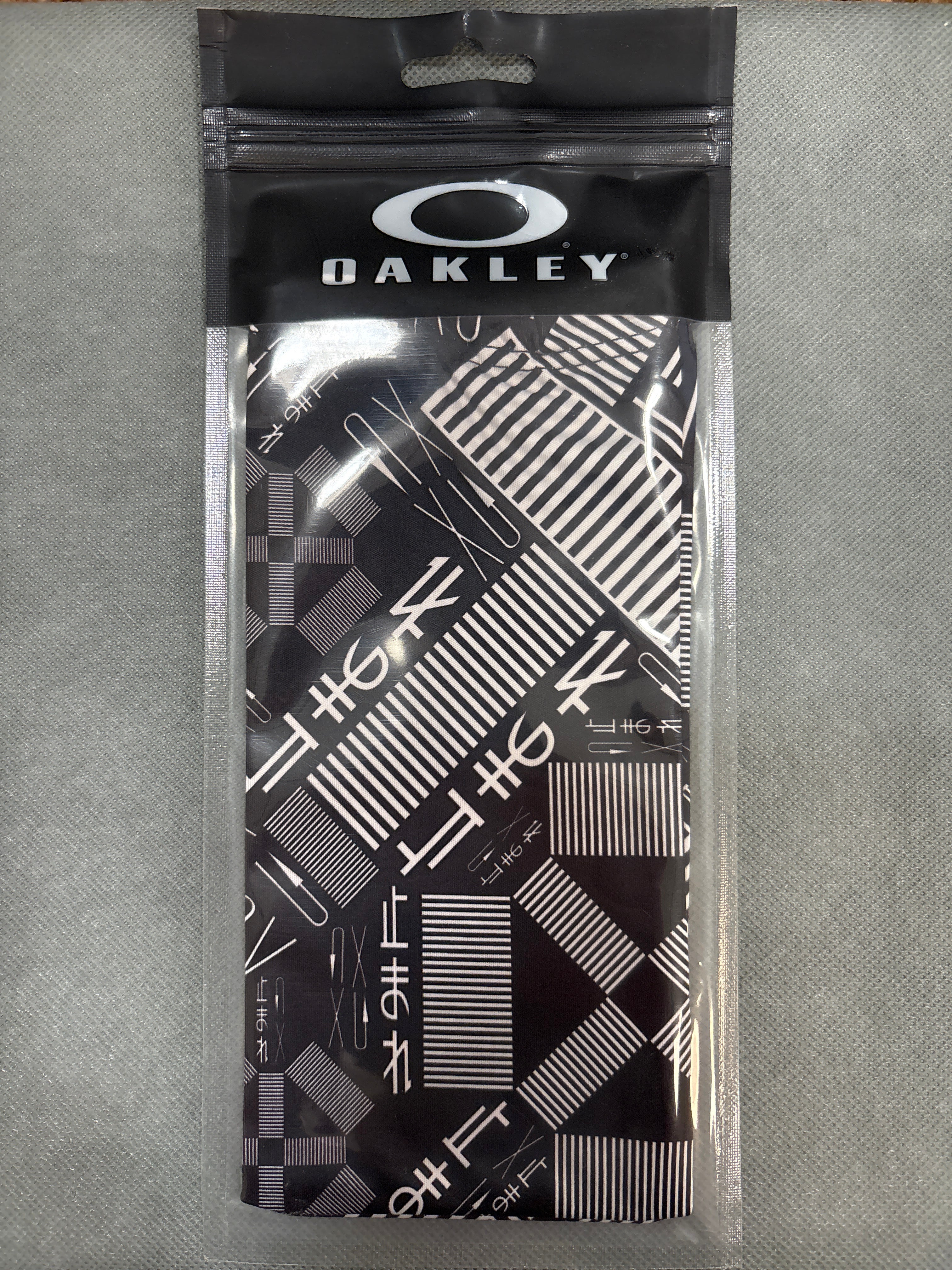 Oakley Street Graphic Glasses Sleeve